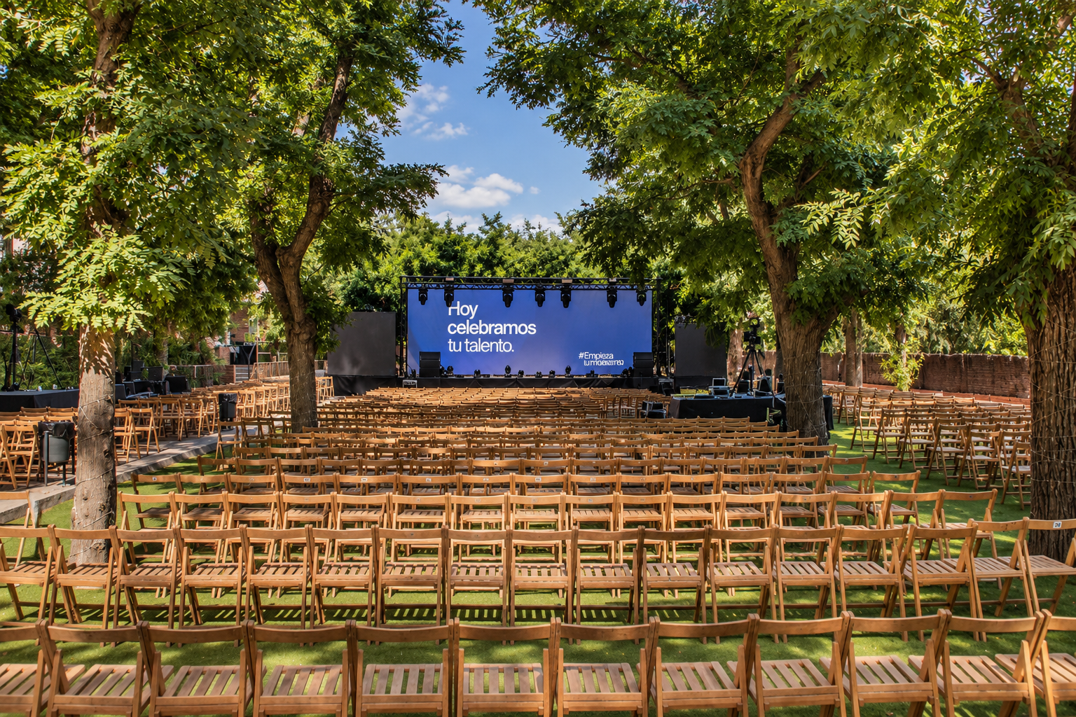 Auditorio al aire libre entre árboles