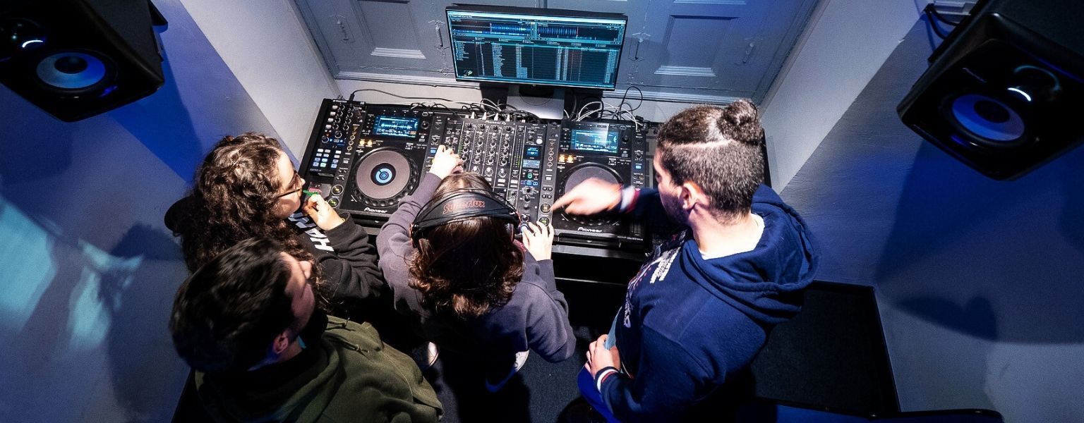 area-imagen-y-sonido-instalaciones-dj-img-baja