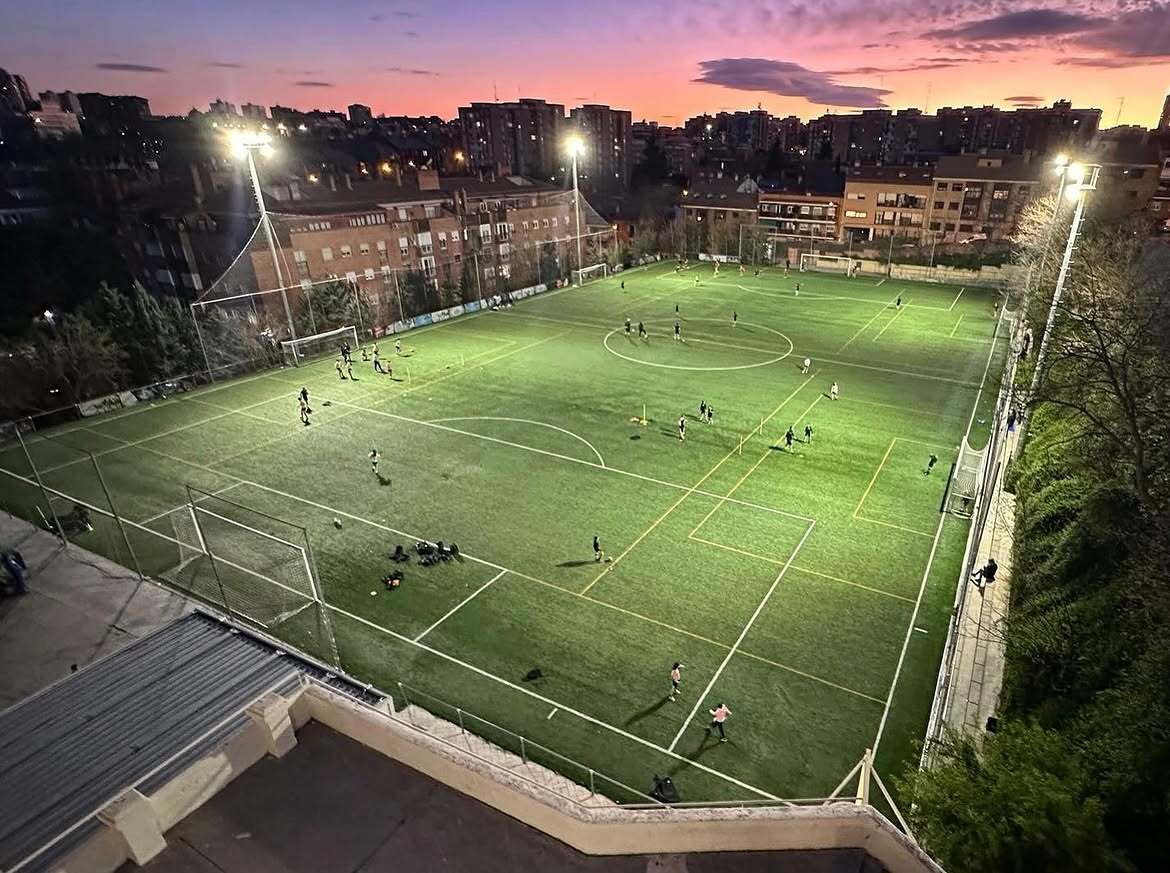 Nuestro campo de fútbol... es una maravilla !!...y de noche, un espectáculo !!😊⚽️🌘#fùtbol #ces #es