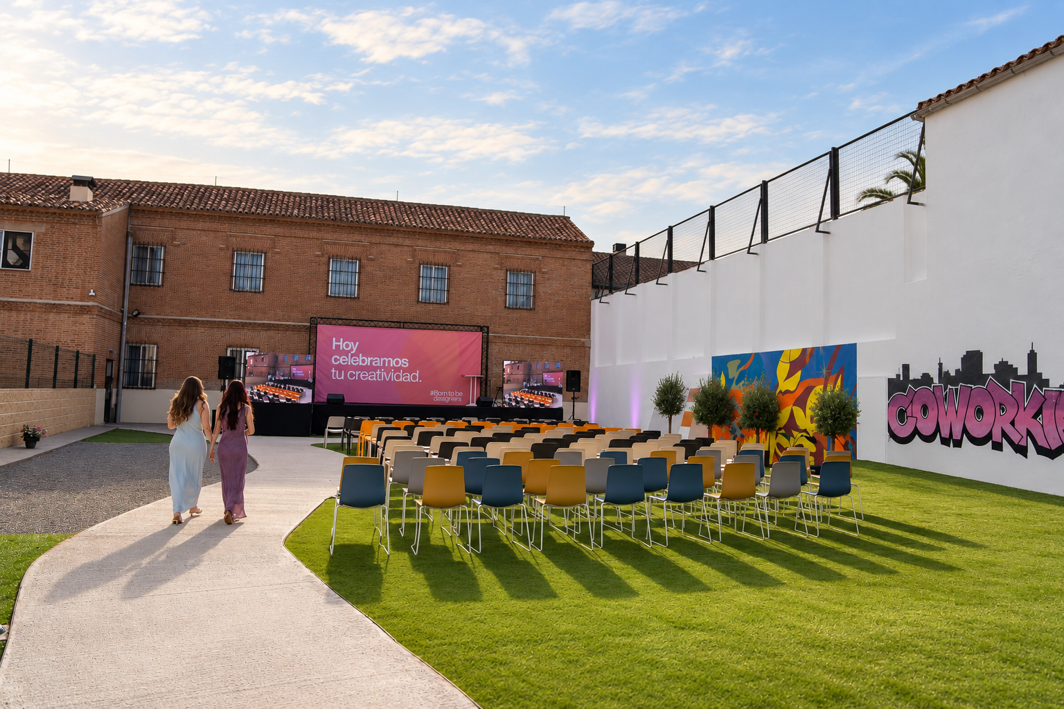 Patio creativo al atardecer