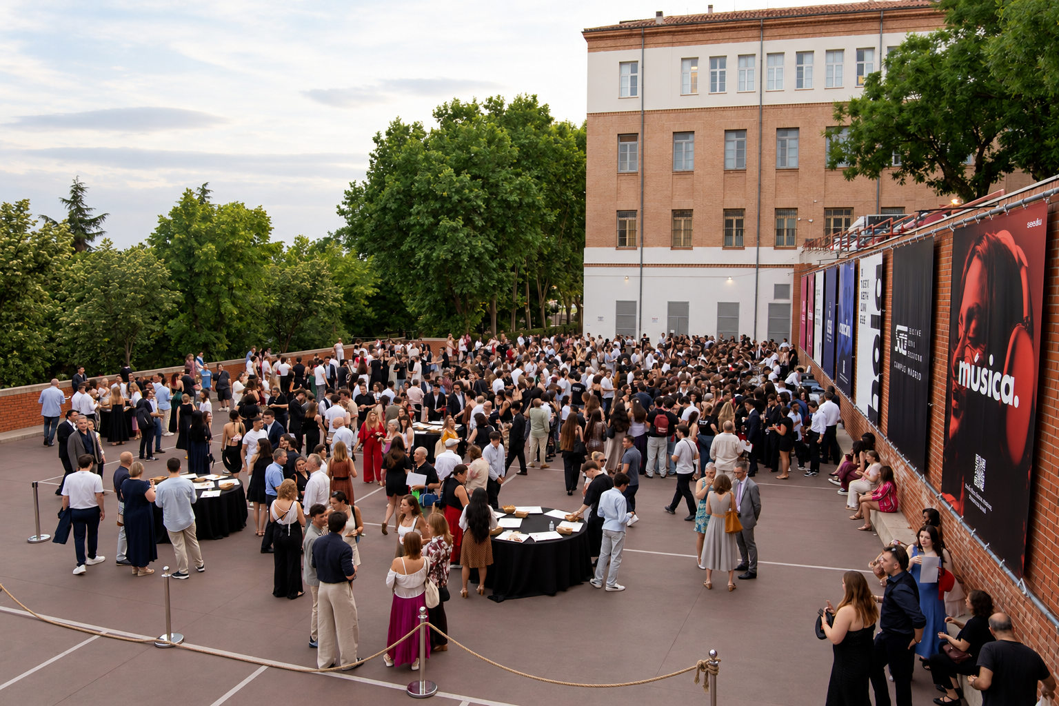 Recepción elegante en el patio con música