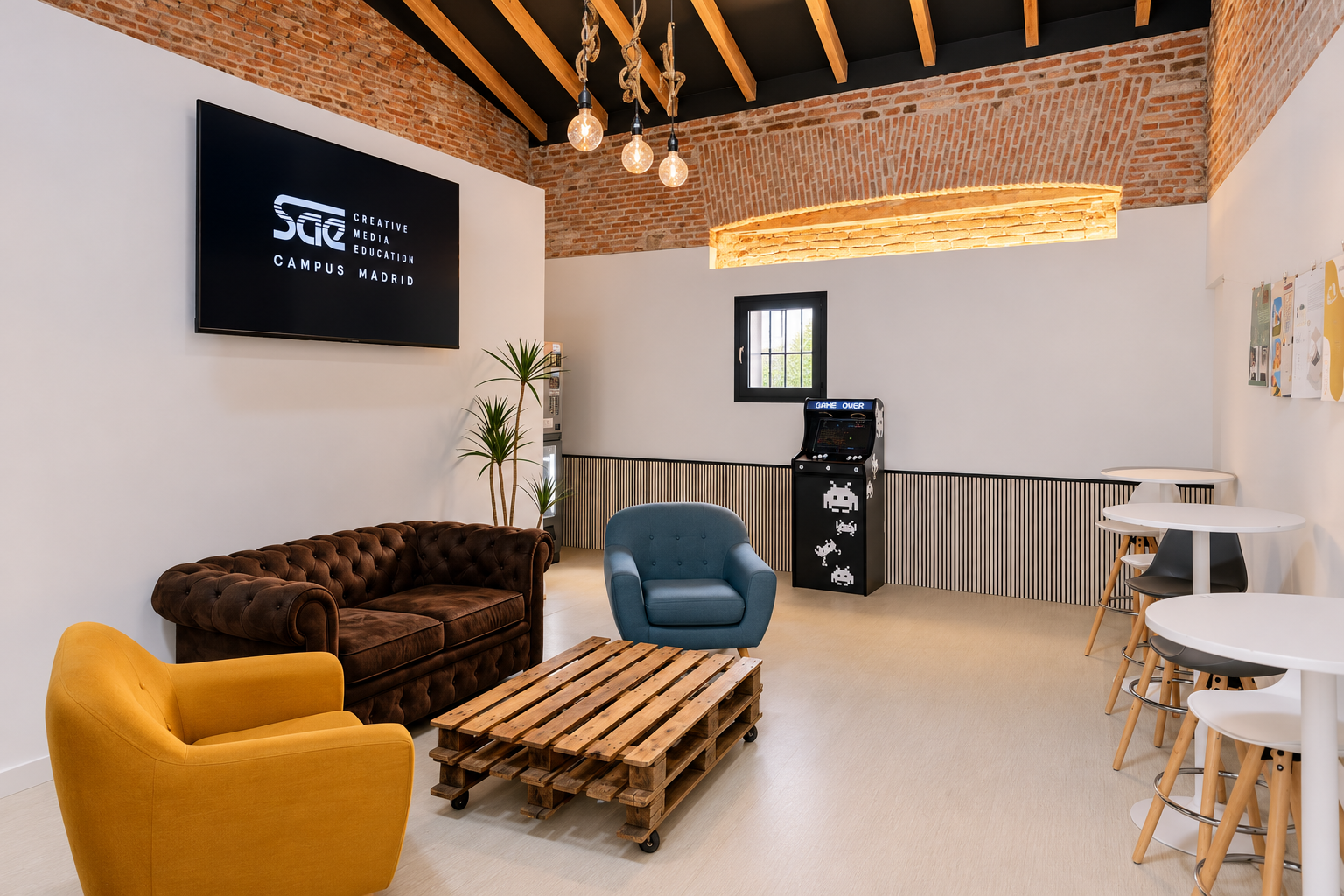 Sala lounge creativa del campus SAE Madrid