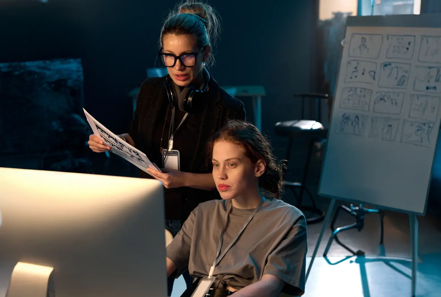 two-women-using-computer-reviewing-footage-on-set-2024-04-29-18-56-13-utc-1-1 copia